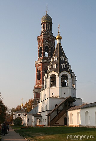 В монастыре две колокольни